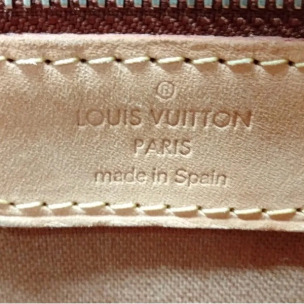 Louis Vuitton Abbesses messenger bag which features the brand's iconic monogram - Picture 5 of 8